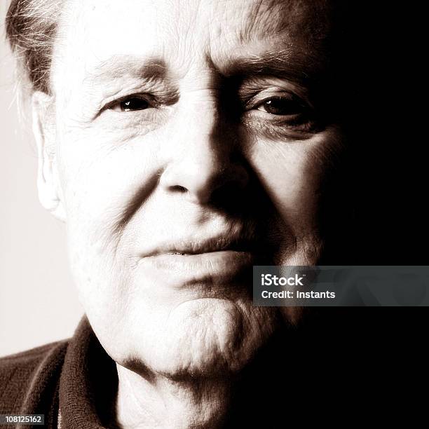 Portret Starszego Człowieka Czarny I Biały - zdjęcia stockowe i więcej obrazów Choroba - Choroba, Choroba Alzheimera, Ciemny