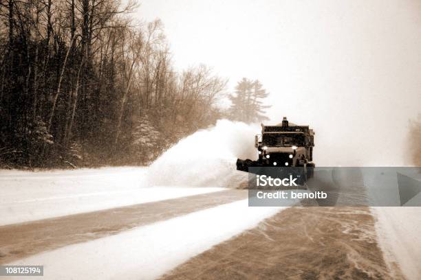 Invierno Arado Llegar Al Final De La Calle En Tormenta De Nieve Foto de stock y más banco de imágenes de Blanco y negro