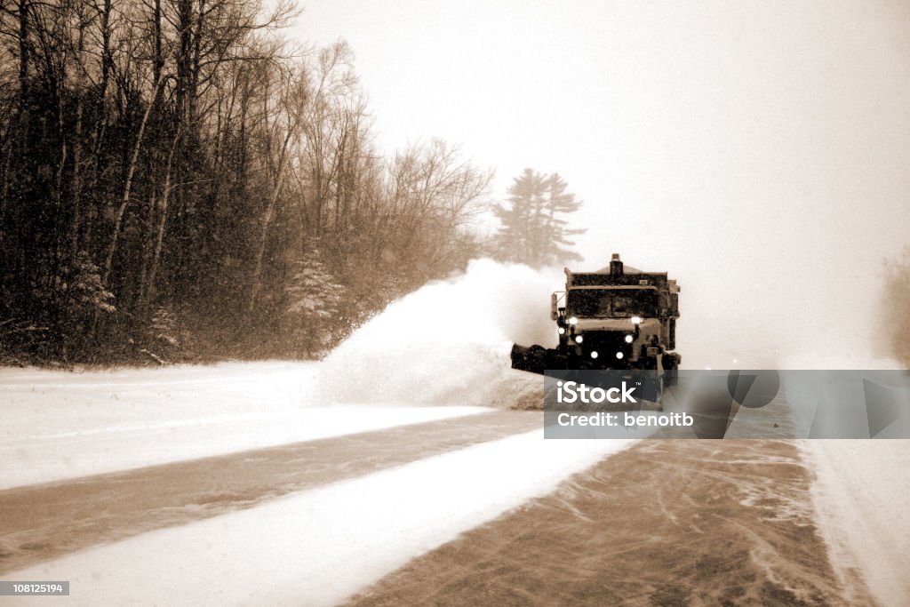 Limpador de inverno chegando pela estrada em uma tempestade de neve - Foto de stock de Caminhão royalty-free