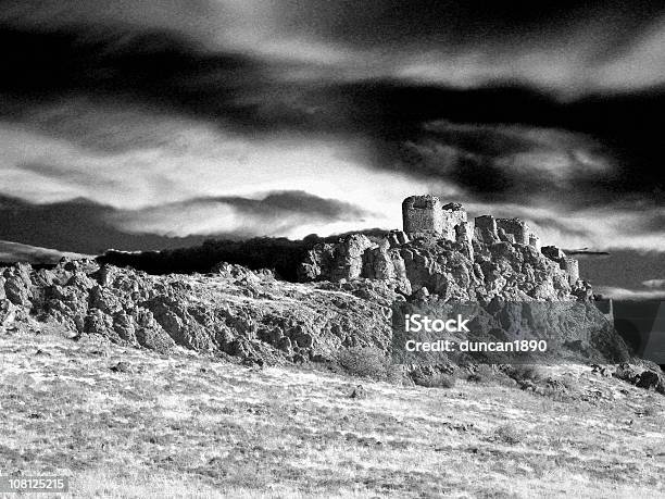 旧城遺跡でブラックとホワイトの崖 - 城のストックフォトや画像を多数ご用意 - 城, 薄気味悪い, スペイン