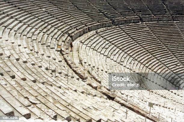 Anfiteatro De Los Antiguos Griegos Y Romanos Foto de stock y más banco de imágenes de Epidavros - Epidavros, Grecia - Europa del sur, Aire libre