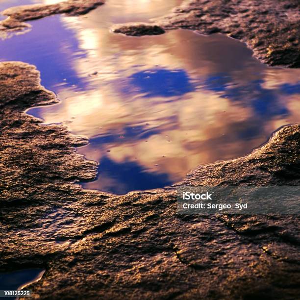 Poça De Reflexos - Fotografias de stock e mais imagens de Ao Ar Livre - Ao Ar Livre, Azul, Cor de rosa