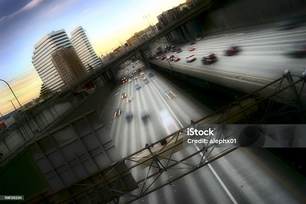 Nachylenie i ruchu rozmycie ruchu na autostradzie o zachodzie słońca - Zbiór zdjęć royalty-free (Architektura)
