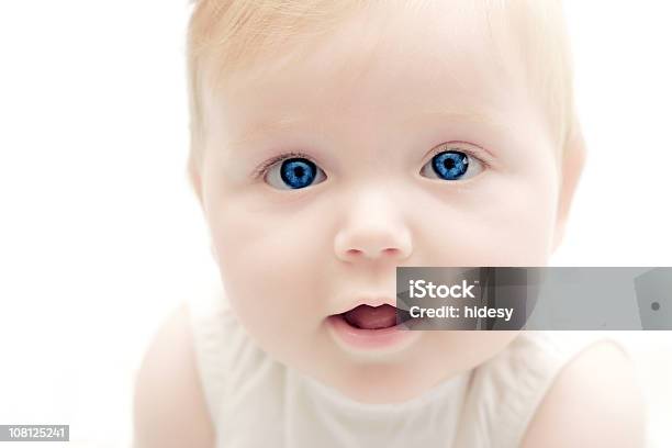 Retrato De Bebé Con Ojos Azules Foto de stock y más banco de imágenes de Azul - Azul, Bebé, Color - Tipo de imagen