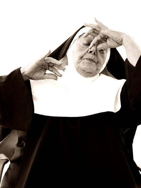 senior religieuse pincer votre nez à proximité, sépia - unpleasant smell nun smelling humor photos et images de collection