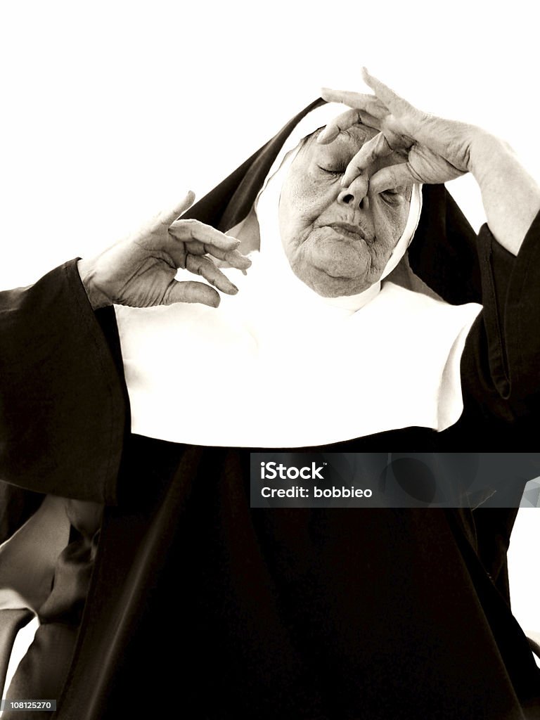 Старший Монахиня щипание Нос закрыть, Цвета сепии - Стоковые фото Юмор роялти-фри