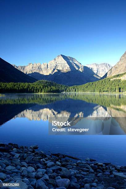 Foto de Lago Swiftcurrent e mais fotos de stock de Montana - Montana, Parque Nacional Glacier, Lago Swiftcurrent