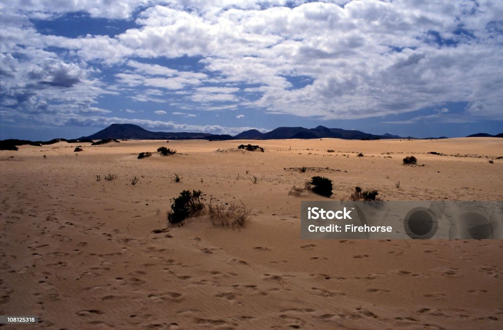 Paisagem de deserto contra o céu azul com nuvens - Royalty-free Desertificação Foto de stock