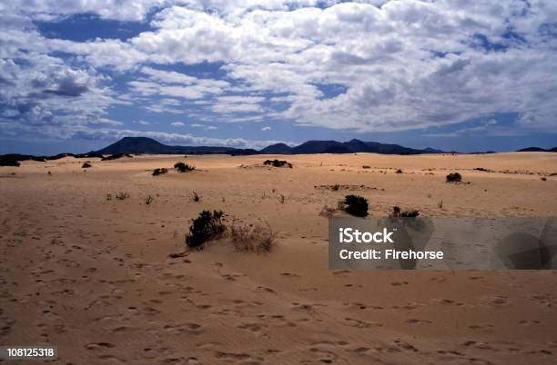 Paisagem De Deserto Contra O Céu Azul Com Nuvens - Fotografias de stock e mais imagens de Desertificação - Desertificação, Oeste, África