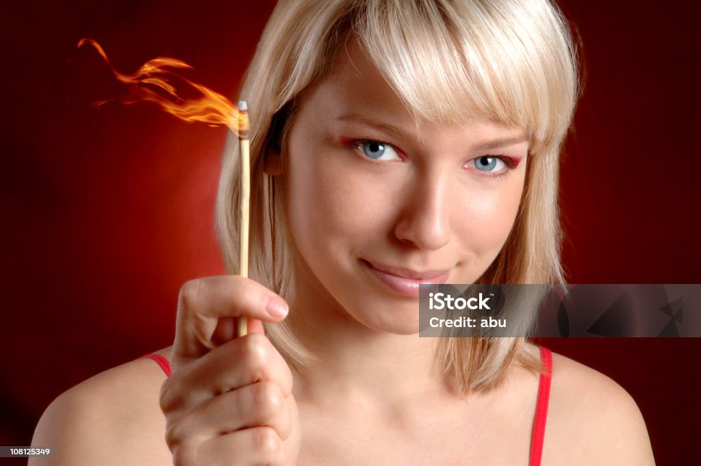 Fuego del joven rubia mujer agarrando Match - Foto de stock de Fósforo - Cerilla libre de derechos