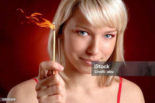 Fuego Del Joven Rubia Mujer Agarrando Match Foto de stock y más banco de imágenes de Fósforo - Cerilla - Fósforo - Cerilla, Adulto, Adulto joven