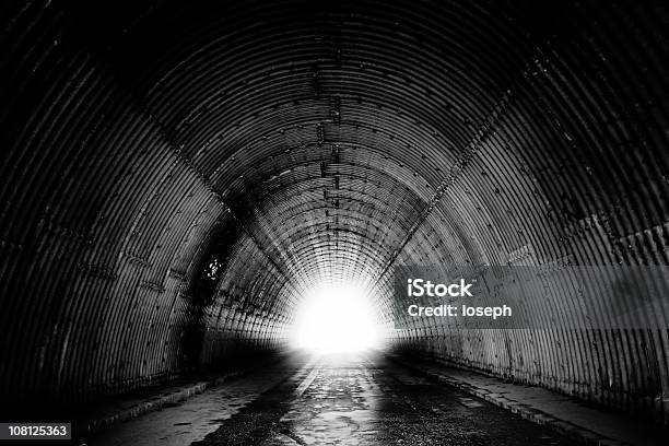 Bianco E Nero Di Tunnel - Fotografie stock e altre immagini di Tunnel - Tunnel, Luce, La Fine
