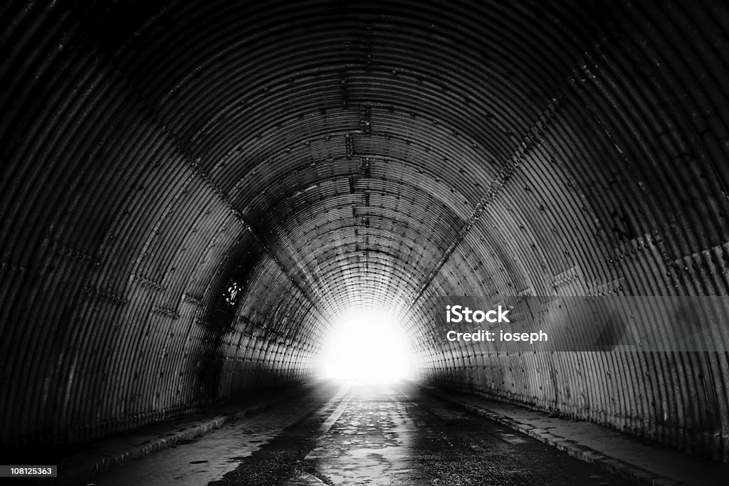 Preto e branco de túnel - Foto de stock de Túnel - Estrutura Feita pelo Homem royalty-free