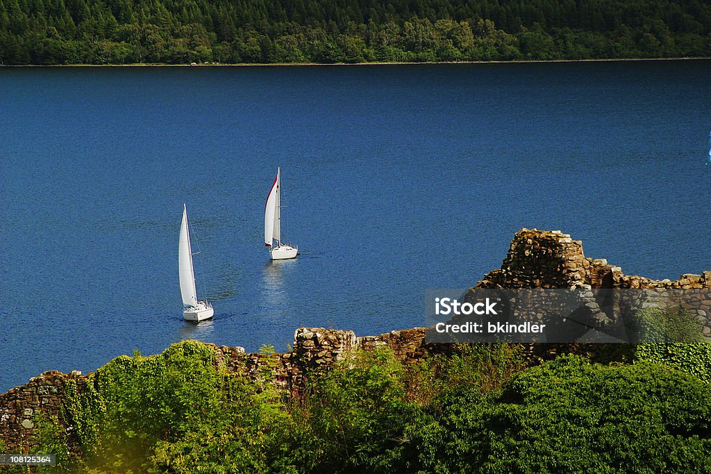 Loch Ness región en Escocia, con barcos en el lago - Foto de stock de Aire libre libre de derechos