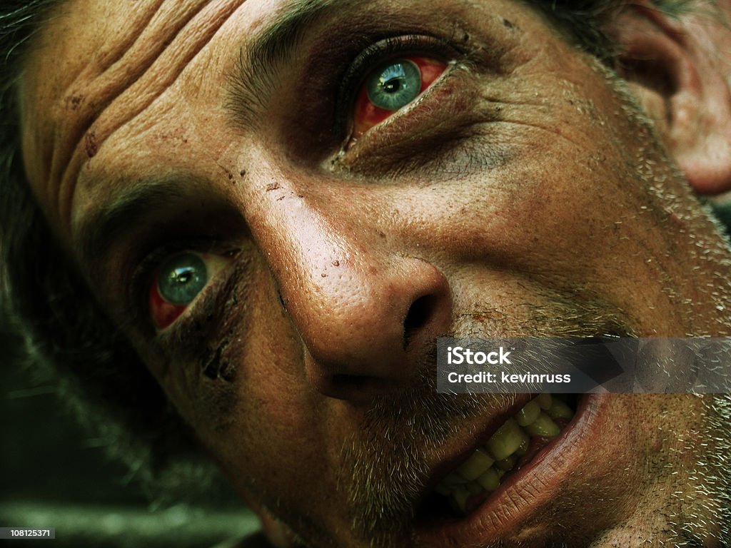 旧ホームレスの男性の写真を目の血 - 薄気味悪いのロイヤリティフリーストックフォト
