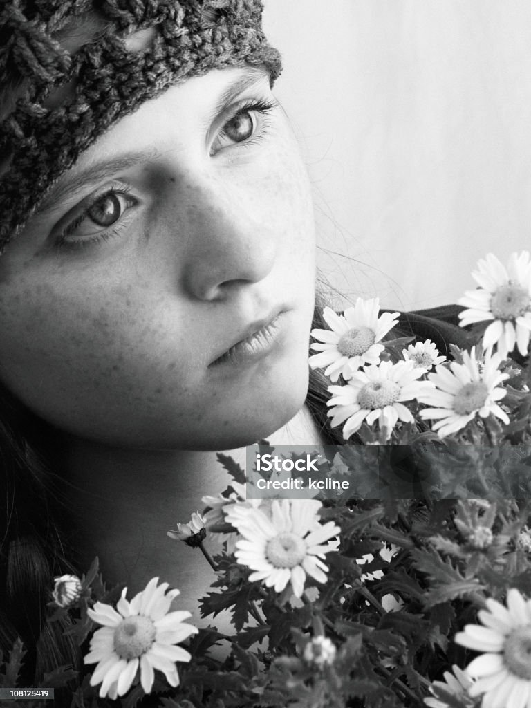 Triste Chica con flores - Foto de stock de Blanco y negro libre de derechos