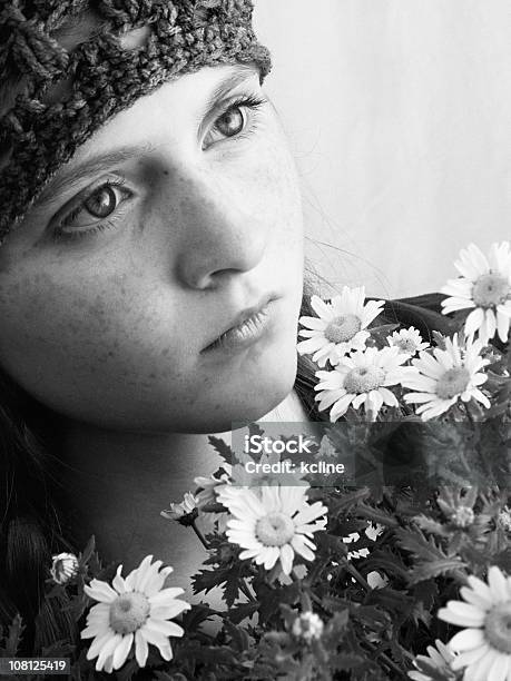 Triste Chica Con Flores Foto de stock y más banco de imágenes de Blanco y negro - Blanco y negro, Cara humana, De ascendencia europea