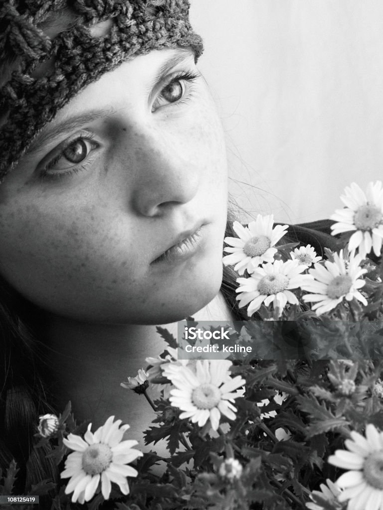 Triste jeune fille avec des fleurs - Photo de D'ascendance européenne libre de droits