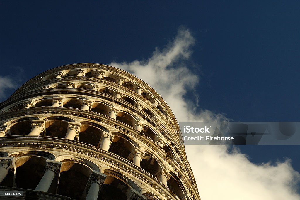 Schiefer Turm von Pisa gegen blauen Himmel mit Wolken - Lizenzfrei Architektonische Säule Stock-Foto