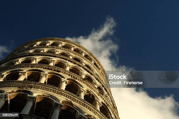 Schiefer Turm Von Pisa Gegen Blauen Himmel Mit Wolken Stockfoto und mehr Bilder von Architektonische Säule