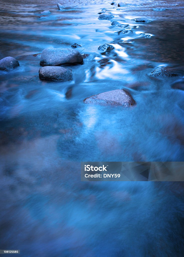 Agua que fluye Over Rocks in Small corriente - Foto de stock de Agua libre de derechos
