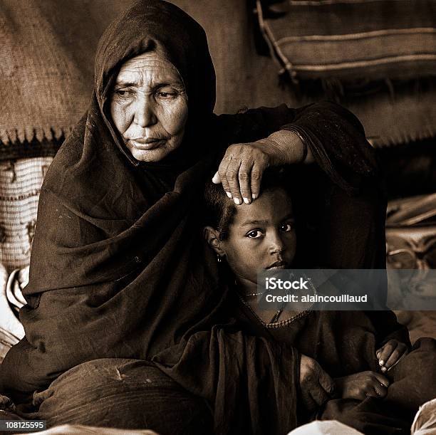 Foto de Tuareg Mãe E Filha e mais fotos de stock de Criança - Criança, Pobreza - Questão social, Islã