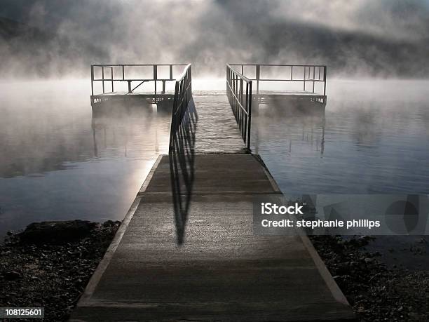 Passage Führt Zu Einem Dock In Fog Stockfoto und mehr Bilder von Anlegestelle - Anlegestelle, Farbbild, Fotografie