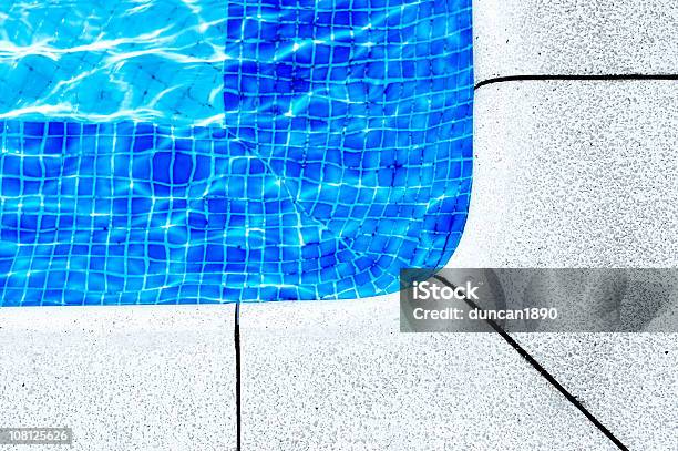 Foto de Azulejos Na Esquina Da Piscina e mais fotos de stock de Abstrato - Abstrato, Ao Lado de Piscina, Azul Turquesa