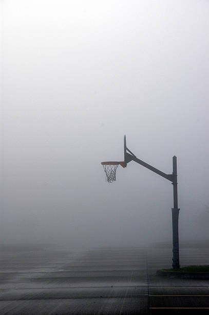 outdoor-basketball hoop im nebel - street fog profile stock-fotos und bilder