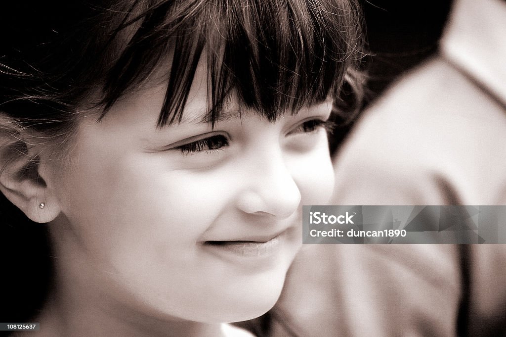 Portrait de souriant petite fille, sépia - Photo de Art du portrait libre de droits