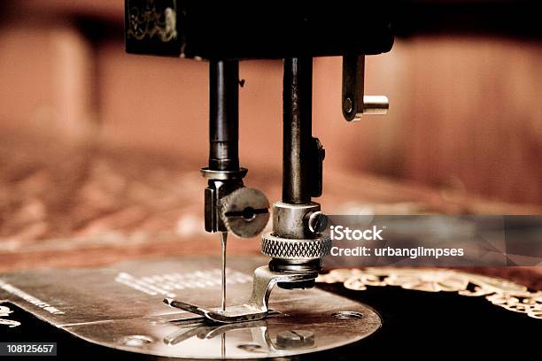 Антикварная Швейная Машина — стоковые фотографии и другие картинки Швейная машина - Швейная машина, Антиквариат, Старомодный