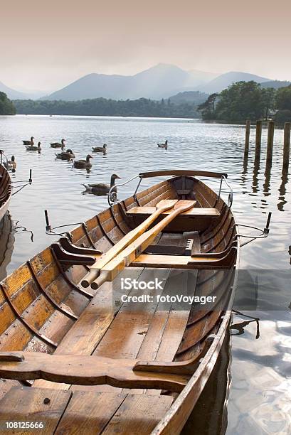 Photo libre de droit de Row Bateau Sur Le Lac banque d'images et plus d'images libres de droit de Antiquités - Antiquités, Canard - Oiseau aquatique, Chaîne de montagnes