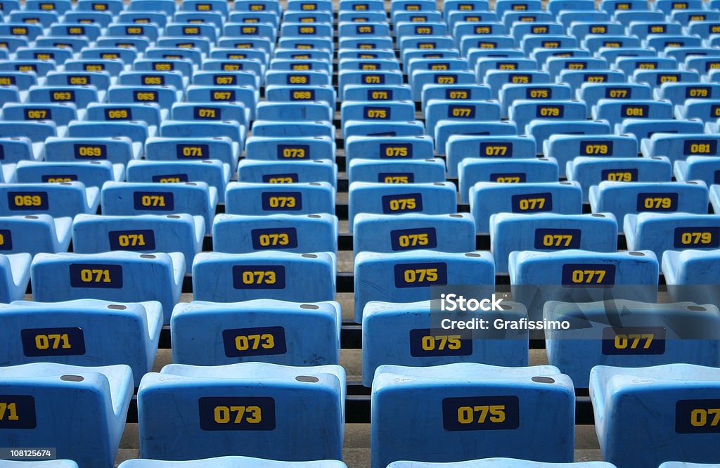 Asientos en el estadio vacío azul - Foto de stock de Dallas libre de derechos