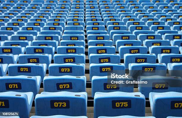 Asientos En El Estadio Vacío Azul Foto de stock y más banco de imágenes de Dallas - Dallas, Fútbol, Abandonado