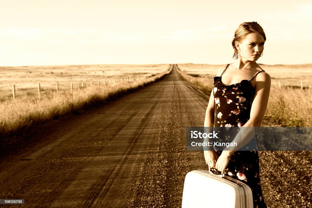 Mujer en carretera con maleta - Foto de stock de Adulto libre de derechos