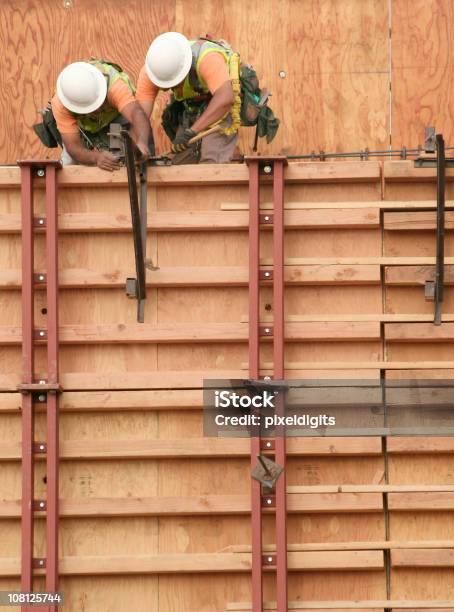 Foto de Equipe De Trabalhadores De Construção De Trabalho e mais fotos de stock de Construção de Estrada - Construção de Estrada, Empreiteira, Adulto