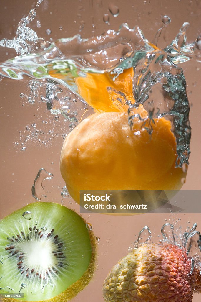 Frutas exóticas mergulhando na água - Foto de stock de Água royalty-free