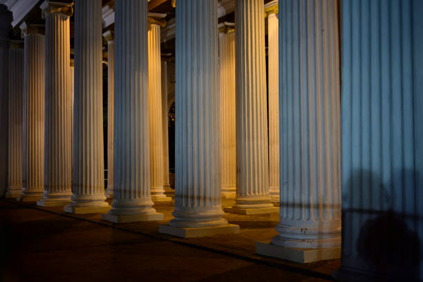 row of classical columns - coluna arquitetónica imagens e fotografias de stock