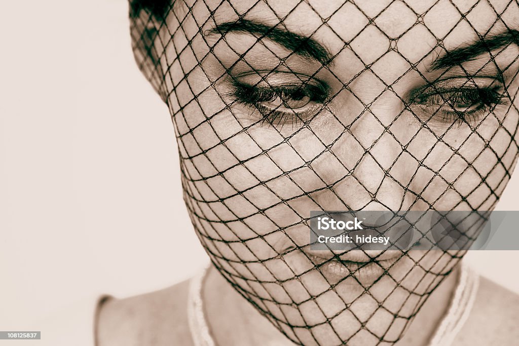 Junge Frau mit Netzstrumpf Maske - Lizenzfrei Eine Frau allein Stock-Foto