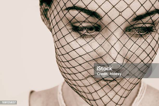 Junge Frau Mit Netzstrumpf Maske Stockfoto und mehr Bilder von Eine Frau allein - Eine Frau allein, Eine Person, Erwachsene Person