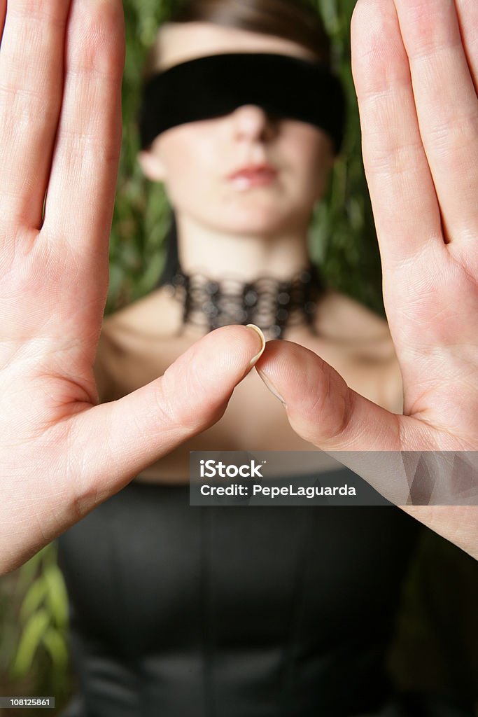 Blindfolded 젊은 여자 쥠 앞에서 손을 그녀의 - 로열티 프리 25-29세 스톡 사진