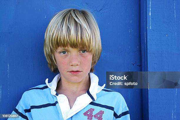 Ragazzo Blu - Fotografie stock e altre immagini di 8-9 anni - 8-9 anni, Bambino, Capelli lunghi