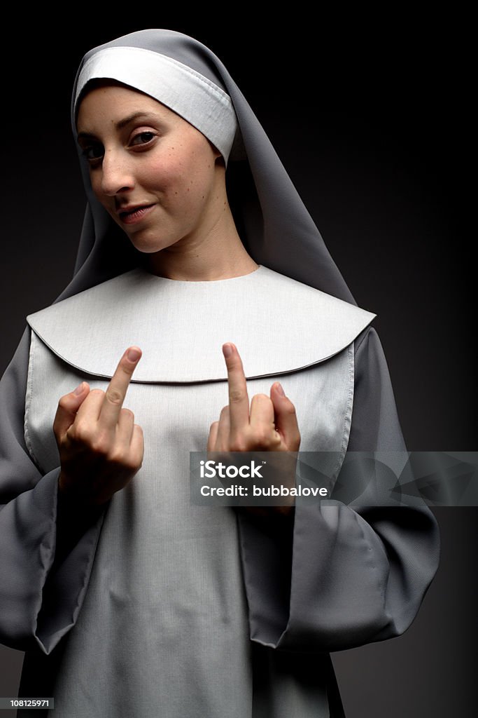 Femme déguisé en religieuse donnant un geste doigt du milieu - Photo de Fond coloré libre de droits