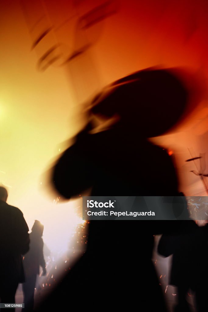 Silhueta de pessoas e fogos de artifício no banquete Catalunha, Espanha - Foto de stock de Demônio - Personagem fictício royalty-free