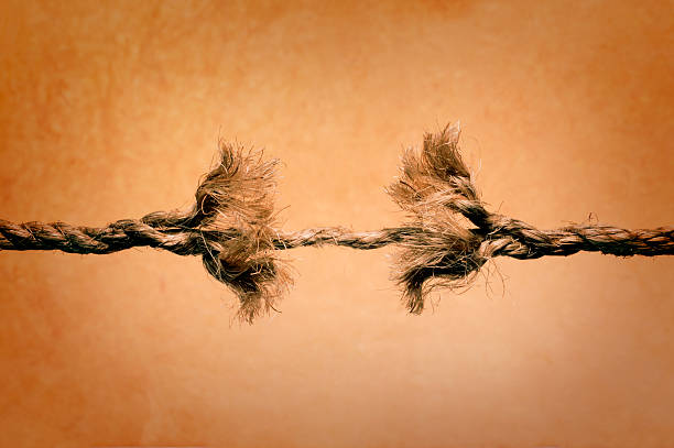 aver sventato corda su per rivelare contro sfondo marrone - rope frayed emotional stress breaking foto e immagini stock