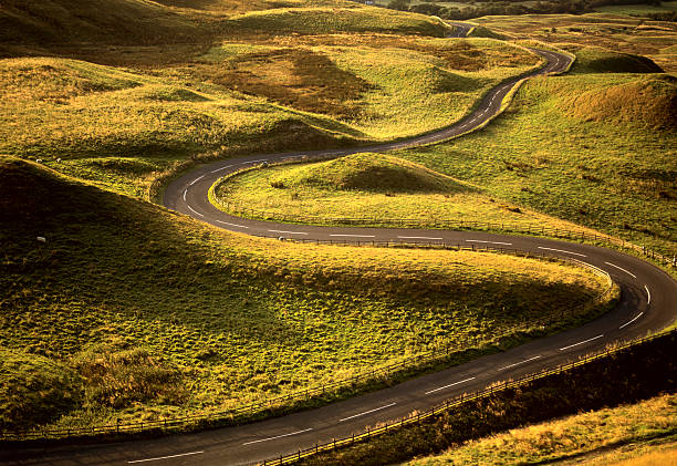 der zug schlängelt sich durch landschaft road - road winding road curve mountain stock-fotos und bilder