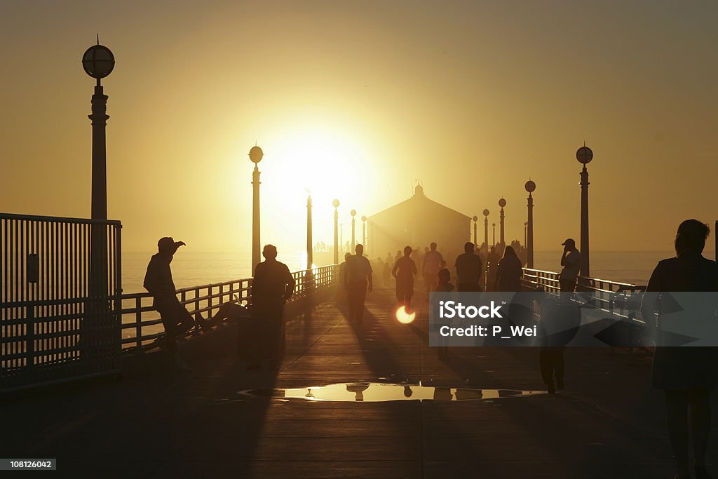 Sylwetka Zachód słońca na molo - Zbiór zdjęć royalty-free (Manhattan Beach Pier)