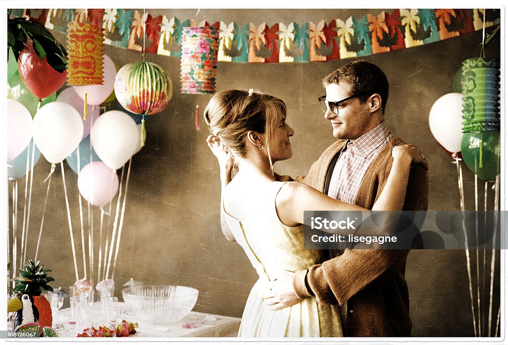 Casal jovem dançando na festa - Foto de stock de 1960-1969 royalty-free