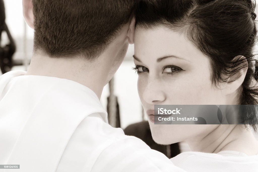 Casal Jovem, mulher Olhar por Cima do Ombro - Royalty-free 20-24 Anos Foto de stock