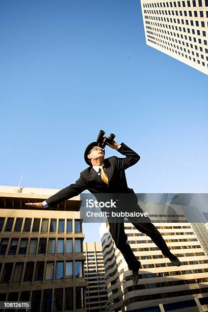 Na Pesquisa - Fotografias de stock e mais imagens de Flutuar no Ar - Flutuar no Ar, Binóculos, Cidade